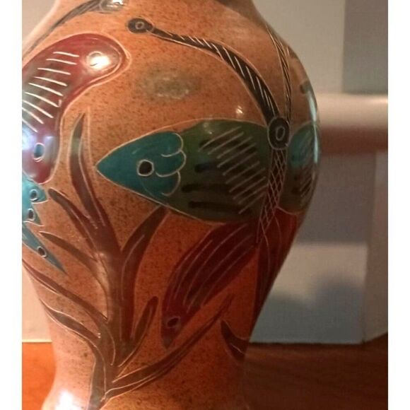 Costa Rica Art Pottery Sgraffito Vase Butterfly Fish Design Etched Painted 7.25" - Picture 4 of 9